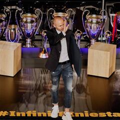 Memorable despedida a Iniesta en un Camp Nou emocionado