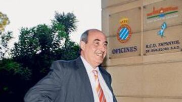 <b>LA ENTRADA. </b>Germán de la Cruz accede ayer a las oficinas del Espanyol. El Consejo aprobó sin problemas su proyecto deportivo.