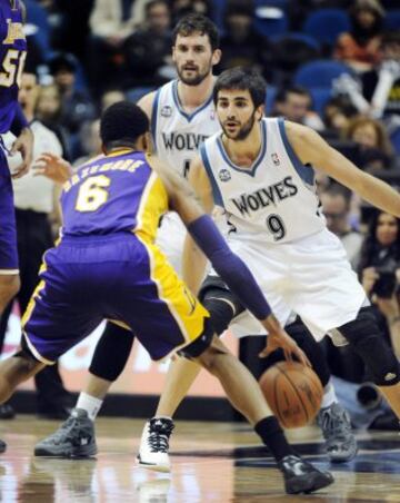 Ricky Rubio (9) defiende ante Kent Bazemore (6).