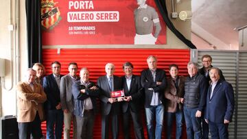 La imagen de Valero Serer Pascual ya luce en la puerta 7 del Nou Estadi. Es el máximo goleador de la historia del Nàstic.