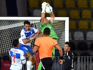 Futbol, Universidad Catolica vs Palestino.
Copa Sudamericana 2025.
El jugador de Palestino Sebastian Perez controla el balon durante un partido de la fase previa de la Copa Sudamericana contra Universidad Catolica disputado en el estadio Francisco Sanchez Rumoroso de Coquimbo, Chile.
04/03/2025
Alejandro Pizarro Ubilla/Photosport
Football, Universidad Catolica vs Palestino.
2025 Copa Sudamericana Championship.
Palestino player Sebastian Perez controls the ball during a preliminary phase match of the Copa Sudamericana Championship against Universidad Catolica at the Francisco Sanchez Rumoroso stadium in Coquimbo, Chile.
04/03/2025
Alejandro Pizarro Ubilla/Photosport