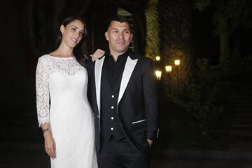 Santiago, 07 de julio 2017.
El futbolista Gary Medel junto a su esposa Cristina Morales saludan a la prensa durante su fiesta de matrimonio.

Karin Pozo/Photoport