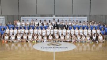 Los 61 canteranos del Madrid, ayer junto a todo el equipo que les supervisa, con Alberto Angulo al frente, y acompañados por Laso, Sánchez y Herreros.