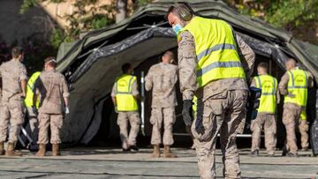 GRAF1147. ZARAGOZA, 12/08/2020.- Comienzan las labores de montaje de la carpa de triaje en el aparcamiento del Hospital Clínico Universitario Lozano Blesa de Zaragoza, este miércoles. En su montaje participan unos 30 militares de la Unidad Médica Aérea de Apoyo al Despliegue (UMAAD-Zaragoza) y al Escuadrón de Apoyo al Despliegue Aéreo (EADA). El nuevo dispositivo, que pone en marcha el Servicio Aragonés de Salud, ocupará cerca de 400 metros cuadrados y dispondrá de 16 tiendas (módulos) y dos contenedores de ablución (baños y duchas). EFE/ Javier Belver