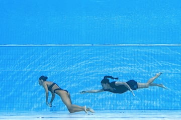 Cuando la m¨ªtica solista estadounidense, acababa su ejercicio y se deten¨ªa la m¨²sica durante el mundial de Budapest, se desvaneci¨® dentro del agua, por lo que r¨¢pidamente saltaron a la piscina la propia seleccionadora, Andrea Fuentes, vestida de calle, y un auxiliar de la competici¨®n que ha sujetado a la nadadora.