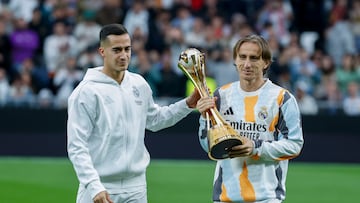 MADRID, 22/12/2024.- Los jugadores del Real Madrid Luka Modric (d) y Lucas Vázquez muestran al público el Trofeo de la Copa Intercontinental, en los momentos previos al partido de LaLiga entre el Real Madrid y el Sevilla, este domingo en el estadio Santiago Bernabéu. EFE/ JuanJo Martín