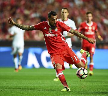 La salida de Mitroglou al Marsella por 15 millones aligera la delantera del Benfica compuesta por Jonas, Raúl Jiménez y Seferovic. Además, en las últimas horas se decía que la salida de uno de los cuatro delanteros podría provocar la llegada de Gabigol.