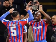 LONDON (United Kingdom), 09/04/2026.- Crystal Palaces Jean-Philippe Mateta (R) celebrates with his teammates after scoring the 1-0 goal during the UEFA Conference League quarter finals 1st leg match between Crystal Palace and ACF Fiorentina at Selhurst Park in London, Britain, 09 April 2026. (Reino Unido, Londres) EFE/EPA/ANDY RAIN