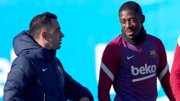 Xavi Hernández, junto a Ousmane Dembélé.