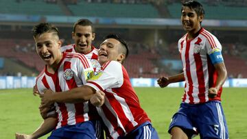 BLA01 BOMBAI (INDIA) 09/10/2017.- El paraguayo Alan Rodriguez (i) celebra junto a sus compa&ntilde;eros tras marcar el 1-0 ante Nueva Zelanda durante un encuentro de fase de grupos del Mundial sub17 disputado en el D Y Patil Stadium, en Bombai, India, hoy, 9 de octubre de 2017 EFE/DIVYAKANT SOLANKI