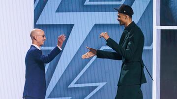 New York (United States), 23/06/2023.- French basketball player Victor Wembanyama (R) with NBA Commissioner Adam Silver (L) after being selected as the first overall draft pick by the San Antonio Spurs in 2023 NBA Draft, in the Brooklyn borough of New York, New York, USA, 22 June 2023. (Baloncesto, Estados Unidos, Nueva York) EFE/EPA/JUSTIN LANE SHUTTERSTOCK OUT
