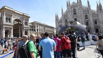 Aficionados se re&uacute;nen en la Piazza del Duomo en Mil&aacute;n (Italia) donde la UEFA ha instalado la &#039;fan zone&#039; de la final de la Champions League.