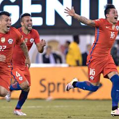 Medel, Vargas, Pinilla... Los 5 bicampeones de América que aún no encuentran club