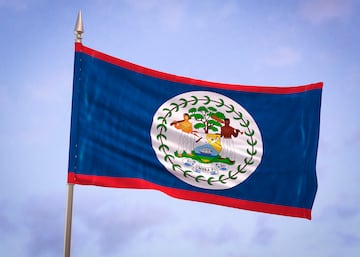 Belice es un país soberano de América ubicado en el extremo noreste de Centroamérica, y es una de las pocas banderas que tienen figuras humanas en su diseño.