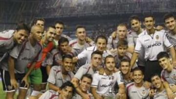 <b>TROFEO NARANJA SOLIDARIO. </b>Los futbolistas festejaron la consecución de un Trofeo Naranja que sirvió para recaudar fondos.