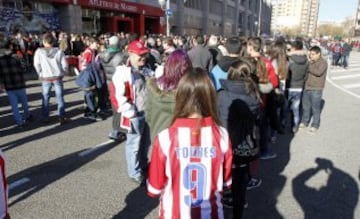 El estadio Vicente Calderón presenta un magnífico aspecto minutos antes de la presentación de Fernando Torres como nuevo jugador del Atlético de Madrid.