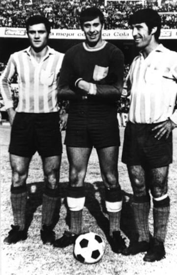 Su debut en la Primera División se produjo de la mano de Néstor Rossi contra Ferro Carril Oeste y perdieron 1 a 0. En Racing demostró ser uno de los mejores defensores del país, al conquistar sucesivamente el campeonato argentino, la Copa Libertadores y la Copa Intercontinental.