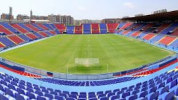 El Levante pone césped nuevo antes de la visita del Madrid