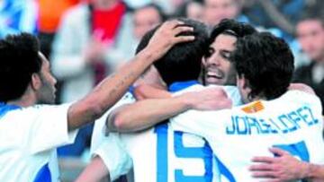 <b>CON FE. </b>Los jugadores del Zaragoza celebran el 2-0 al Racing y creen en 'rascar' algo en el Camp Nou.
