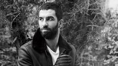 El futbolista turco Arda Turan posando en una fotograf&iacute;a en blanco y negro