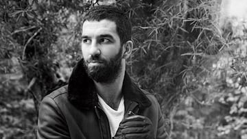 El futbolista turco Arda Turan posando en una fotografía en blanco y negro