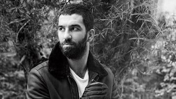 El futbolista turco Arda Turan posando en una fotograf&iacute;a en blanco y negro