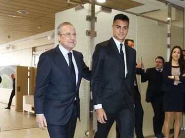 El presidente del Real Madrid, Florentino Pérez, acompaña a Reinier antes del acto de presentación. 
