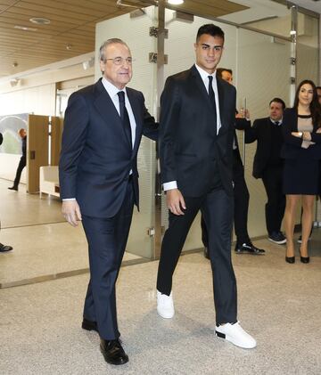 El presidente del Real Madrid, Florentino Pérez, acompaña a Reinier antes del acto de presentación. 