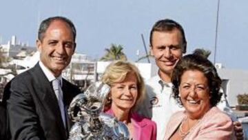 Las autoridades con la Copa.