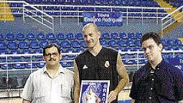 <b>HOMENAJE DE LOS OJOS DEL TIGRE.</B> La peña madridista entregó a Herreros un cartel conmemorativo por haberse convertido en el máximo anotador de la Liga ACB.