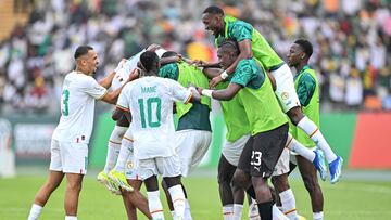 Los jugadores de Sengal celebran el triunfo en la Copa de África ante Gambia.