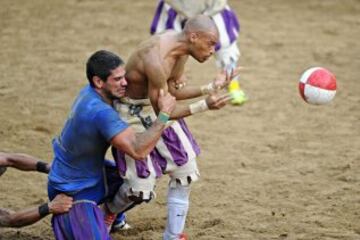 El equipo blanco contra el azul disputan el partido ataviados con las ropas tradicionales. 