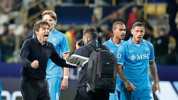 PARMA (Italy), 18/05/2025.- Napoli's coach Antonio Conte interacts with his players after the Italian Serie A soccer match between Parma Calcio and SSC Napoli, in Parma, Italy, 18 May 2025. (Italia) EFE/EPA/ELISABETTA BARACCHI
