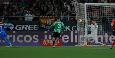 0-4. Otro contragolpe letal. El debutante, Ademola Lookman, avazan desde el centro del campo, le dobla Antoine Griezmann, le asiste el delantero nigeriano y el mediocentro francés bate a Adrián.