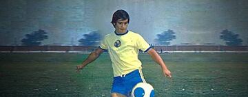 Tiene un récord de 358 goles en 620 partidos oficiales en los torneos de Chile y México. Fue goleador del América y jugó el Mundial del '74.