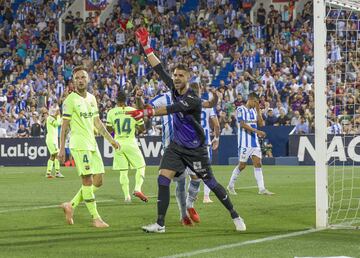 El portero del Leganés sostuvo a su equipo con una doble intervención espectacular a disparos de Coutinho y Rakitic.