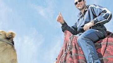 <b>EL MÁS ATREVIDO. </b>Walter Pandiani no lo dudó y se subió a lomos de un camello cuando se lo propusieron. Está con ganas de volver a marcar.