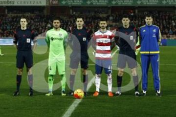 El árbitro De Burgos Bengoetxea acompañado por sus asistentes García Fernández y De Francisco Grijalba, el cuarto árbitro Carbonell Hernández y los capitanes Pedro León y Rico.