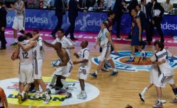 Al final del partido, los jugadoes del Real Madrid celebran la victoria y el título de LIga.