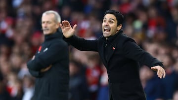 Mikel Arteta, entrenador del Arsenal, da instrucciones a sus jugadores.