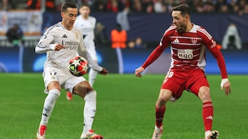 Lucas Vázquez juega el balón presionado por Pereira Lage en el Brest-Real Madrid de la última jornada de la fase liga de la Champions.