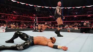 Randy Orton festeja el ataque que realiz&oacute; a Ricochet bajo la mirada de Drew McIntyre.