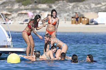 Algunas futbolistas de la selección española están disfrutando de un merecido descanso en las aguas de Ibiza. Alexia Putellas, Jenni Hermoso, Misa Rodríguez... ya están de vacaciones. 