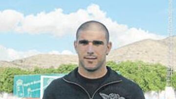 <b>CON GANAS. </b>Carlos Aranda se encuentra bien y espera jugar este sábado ante el Lorca Deportiva, en el Artés Carrasco.