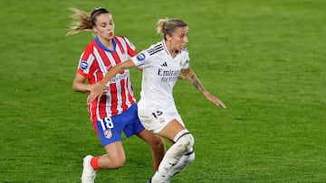 Gio persigue a Shei García durante el Real Madrid - Atlético de la jornada 6 de la Liga F.