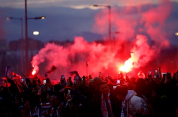 La aficin del Atleti ha recibido a su equipo a su llegada al Metropolitano antes del partido de Champions contra el Real Madrid.