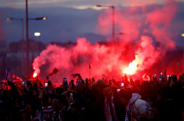 La afición del Atleti ha recibido a su equipo a su llegada al Metropolitano antes del partido de Champions contra el Real Madrid.