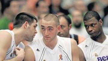 <b>CARIACONTECIDOS. </b>Reyes, Hervelle y Hamilton, los pívots blancos eran superiores, pero no decidieron.