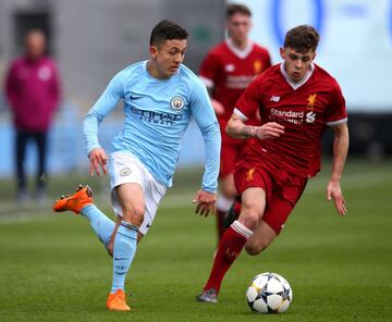 El mediocampista inglés, de padres colombianos, fue parte de las divisiones menores del Manchester City entre 2016 y 2020. Sin embargo, con el primer equipo solo jugó un partido: el 23/01/19 ante Burton Albion por Carabao Cup.