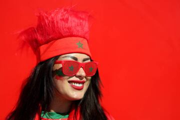 Hoy en el Al Bayt Stadium se enfrentan las selecciones de Croacia y Marruecos y los seguidores de ambos combinados han llenado de color el estadio. 